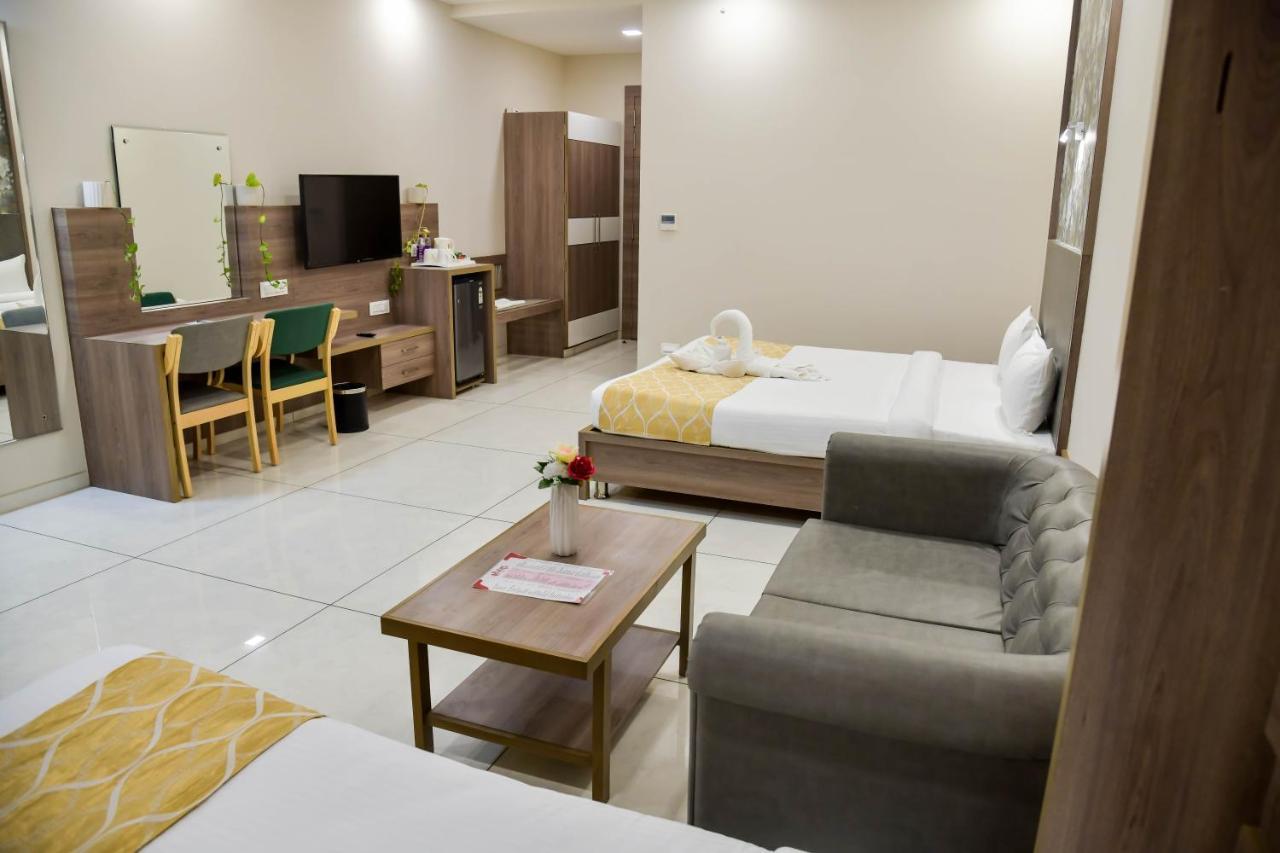 Shree Ganga Smb Hotels ウッジャイン エクステリア 写真
